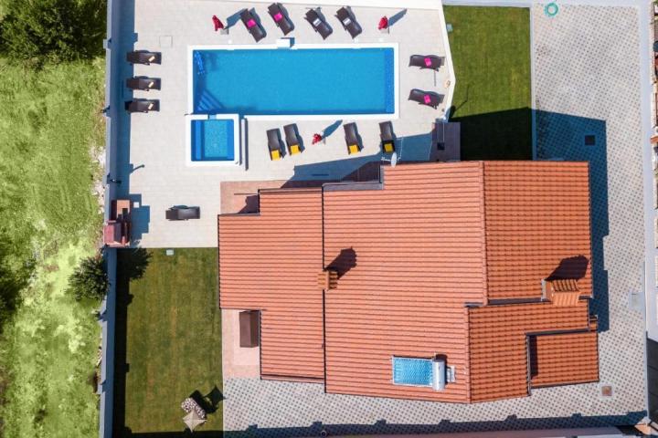 Pula, Valdebek - samostojeća kuća s bazenom i lijepom okućnicom, NKP 386 m2
