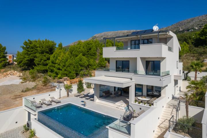 Split, Podstrana, elegantna vila s panoramskim pogledom na more i bazenom