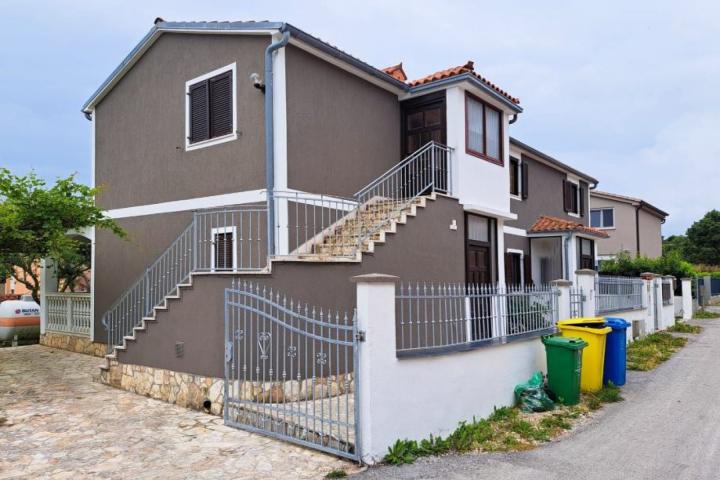 Istra, Ližnjan, Kuća sa tri stambene jedinice i bazenom