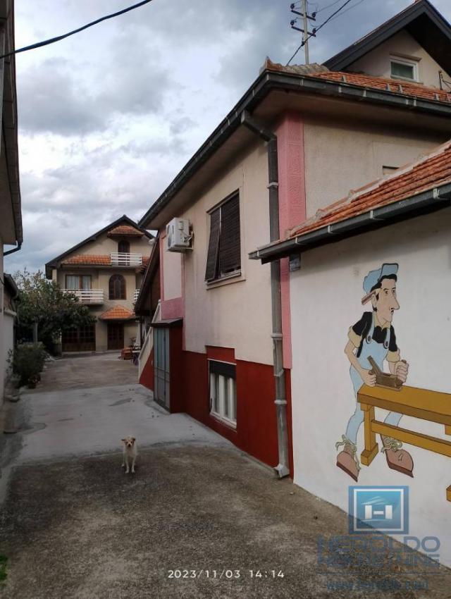 Na prodaju dve kuće u Ćupriji sa pomoćnim objektom i lokalom