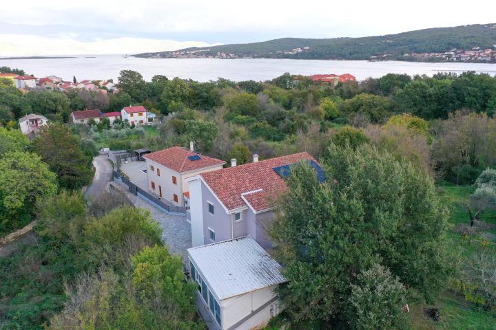Otok Krk, Čižići, luksuzna kuća s wellness sadržajima i solarnom elektranom NKP 792 m2