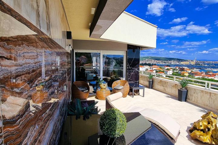 Trogir, luksuzan penthouse s terasom i panoramskim pogledom na more