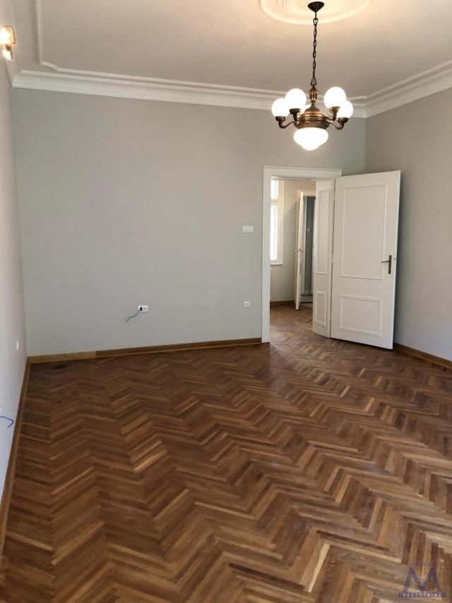 Novi Sad, na fantastičnoj lokaciji, kod Dunavskog parka izdaje se prazan salonski stan od 123m2 iskl