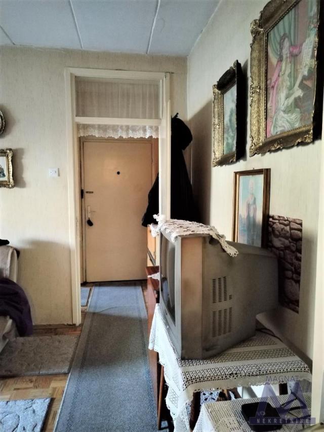 Novi Sad, Satelit, uknjižen dvosoban stan sa prolaznom dvevnom sobom. Nalazi se na trećem spratu. Is