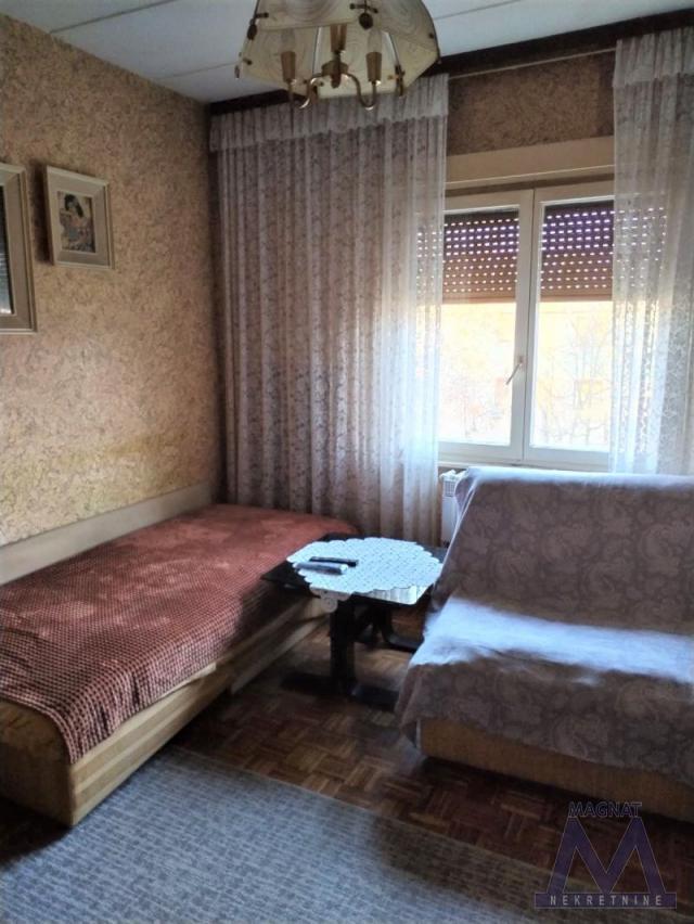 Novi Sad, Satelit, uknjižen dvosoban stan sa prolaznom dvevnom sobom. Nalazi se na trećem spratu. Is