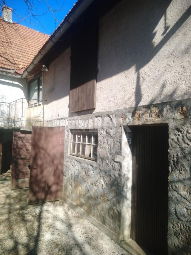 GORSKI KOTAR, RAVNA GORA - Samostojeća kuća s garažom, gospodarskim objektima, voćnjak i veliko zeml