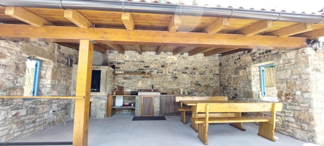 ISTRA, LOVREČ - Autohtona kamena vila s prostranim imanjem