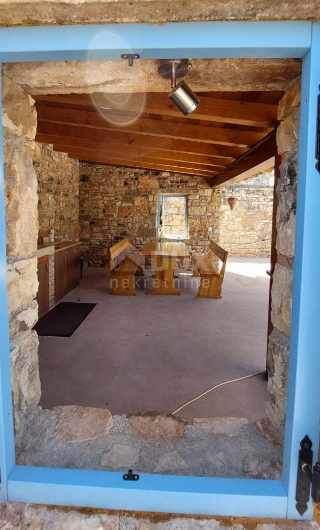 ISTRA, LOVREČ - Autohtona kamena vila s prostranim imanjem