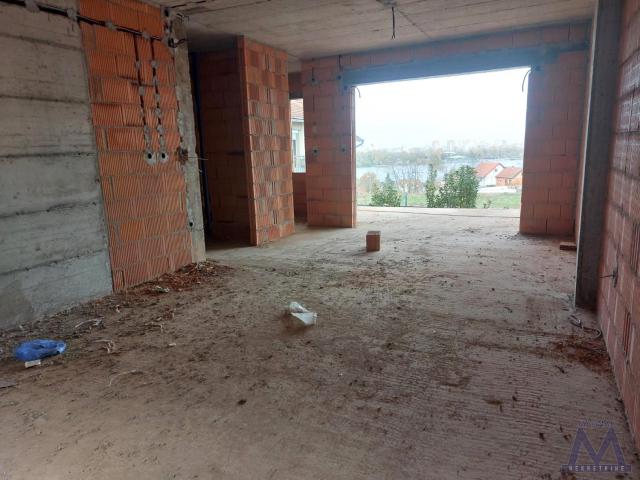 Sremska Kamenica - Popovica, na prodaju nov petosoban stan od 143m2, brzo useljiv. 
Stan se nalazi n