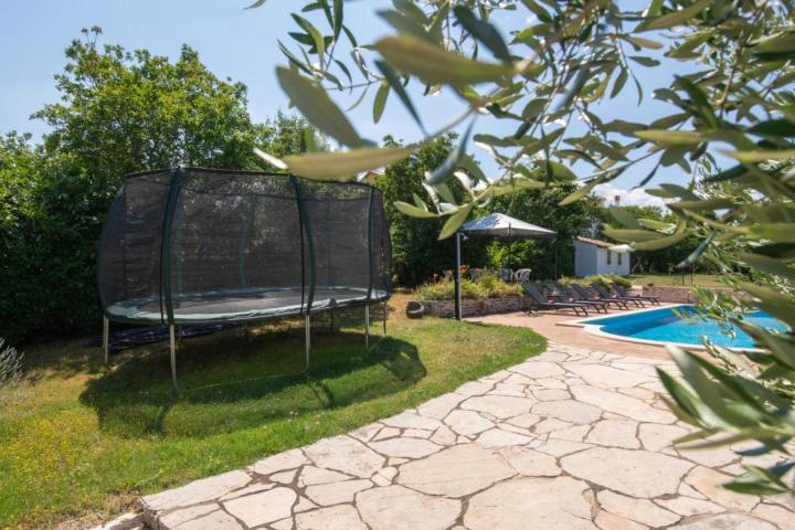 Rakalj, predivna, prostrana villa s bazenom i velikom okućnicom, NKP 452 m2