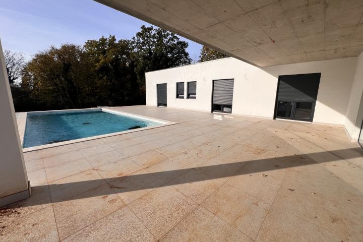 Istra, Labin - prekrasna moderna prizemnica s bazenom i garažom, NKP 209 m2