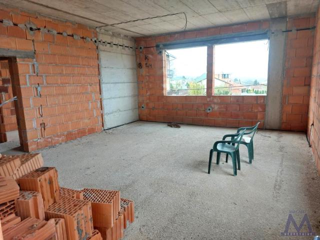 Sremska Kamenica - Popovica, na prodaju nov četvorosoban stan od 124m2 + krovna terasa iznad stana i