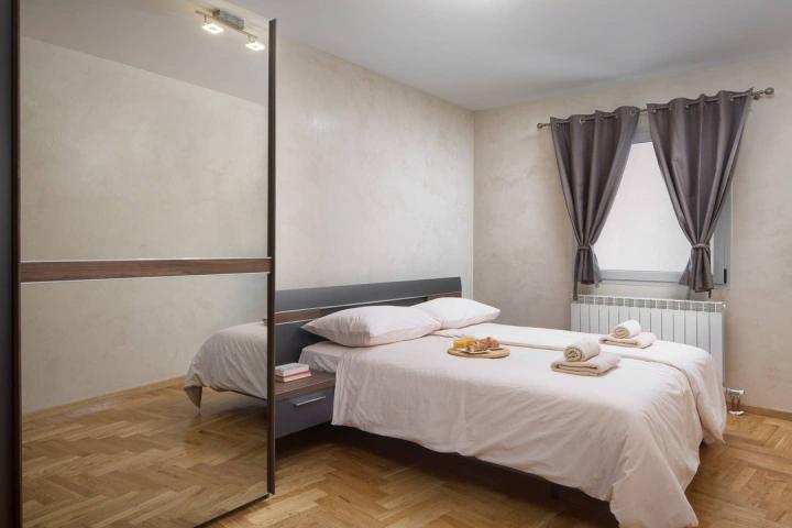 Istra, Pula, najam prekrasnog stana s jednom spavaćom sobom u centru grada i pogledom na more