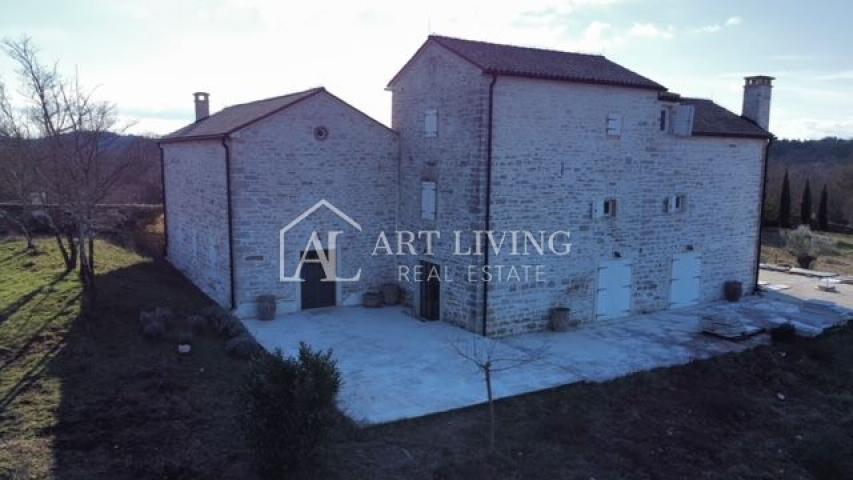 Grožnjan-okolica, Kamena kuća u istarskom stilu na imanju 16 500 m2