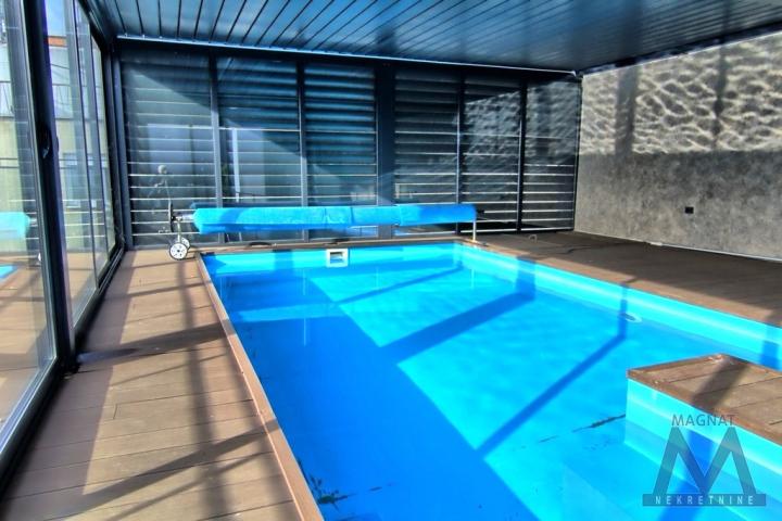 Novi Sad - Cara Dušana, na prodaju nov odmah useljiv četvorosoban stan od 240m2 sa privatnim bazenom