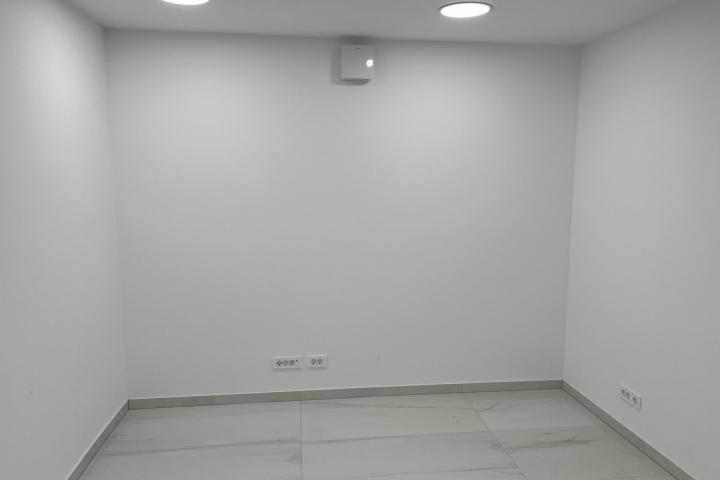 Pula, Centar - adaptiran i uređen poslovni prostor u strogom centru, NKP 18 m2