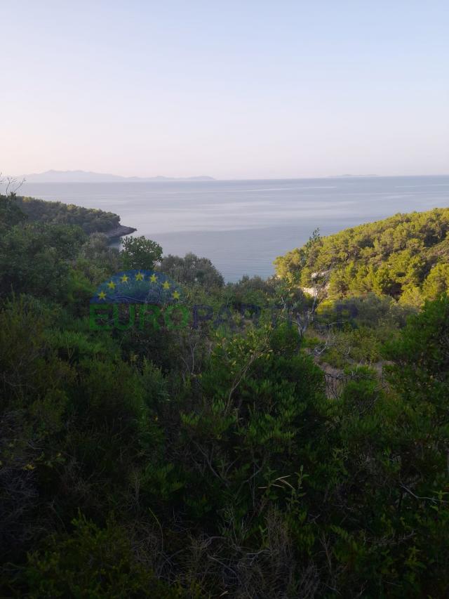 Ackerland mit Bebauungsmöglichkeit und Blick auf das Meer! Korčula