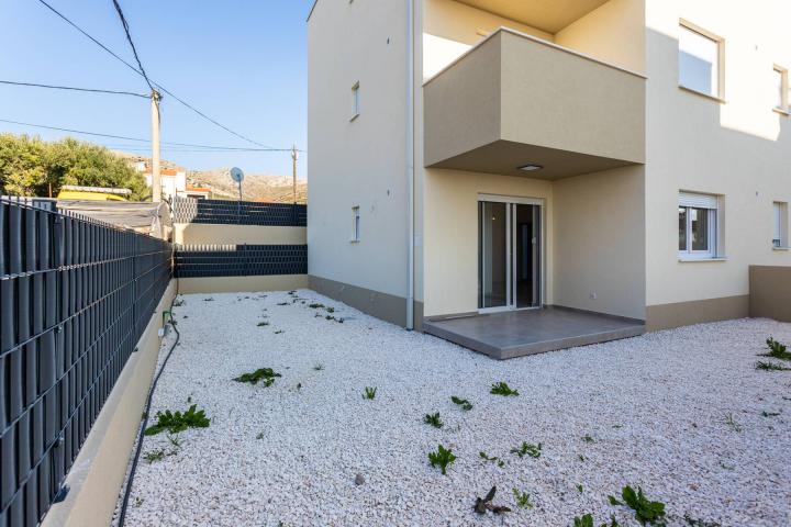 Trogir, dvosoban stan s vrtom NKP 56, 19 m2