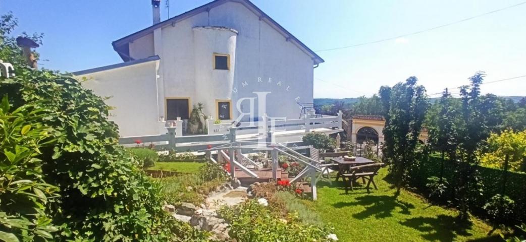 Kuća LUX u Maloj Moštanica 300m2,  5. 0, sa placem od  6 ari.  