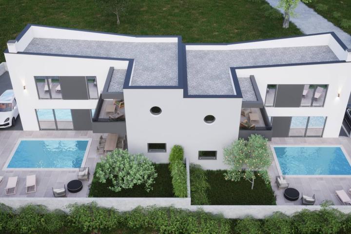 Ližnjan, dvojna kuća  NKP 150 m2 s bazenom i uređenom okućnicom