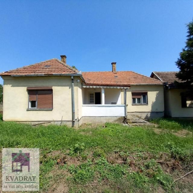 Seosko imanje sa starim kućama 72 m² i 55 m² , 2. 60 ha,  Obrenovac,  Orašac – 37 500 € (POLUNAMEŠTE