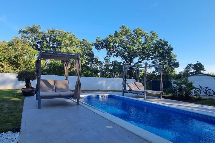 Istra, Svetvinčenat, moderna vila NKP 160 m2  s bazenom okružena zelenilom u mirnom naselju