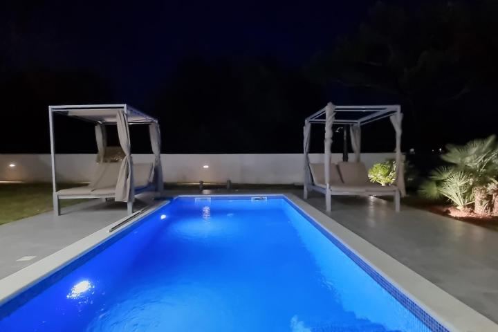 Istra, Svetvinčenat, moderna vila NKP 160 m2  s bazenom okružena zelenilom u mirnom naselju
