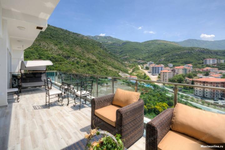 Luksuzni penthouse sa predivnom terasom u Bečićima