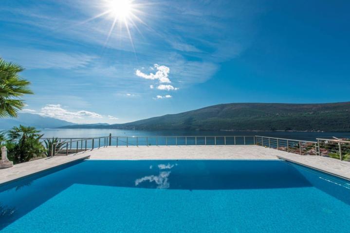 Ekskluzivna vila sa bazenom i neverovatnim pogledom u Herceg Novom