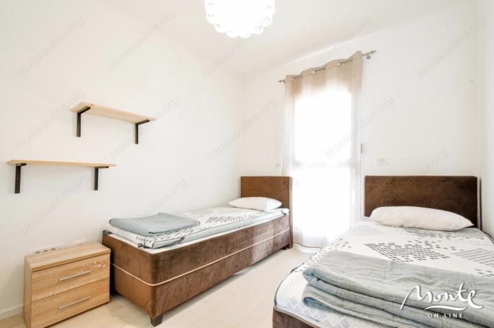 Sunčan stan sa 2 spavaće sobe 50 metara od plaže u Tivtu