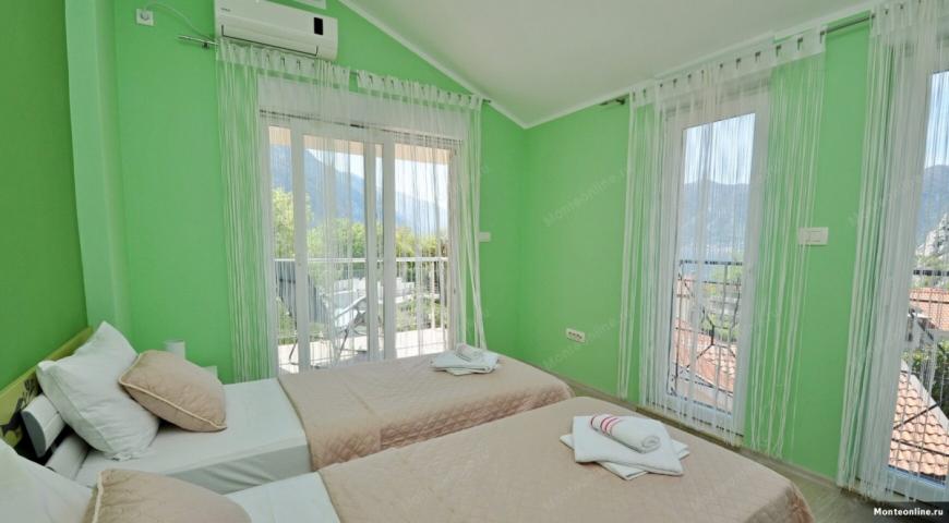 Prostrani stan sa 2 spavaće sobe i panoramskim pogledom u Orahovcu