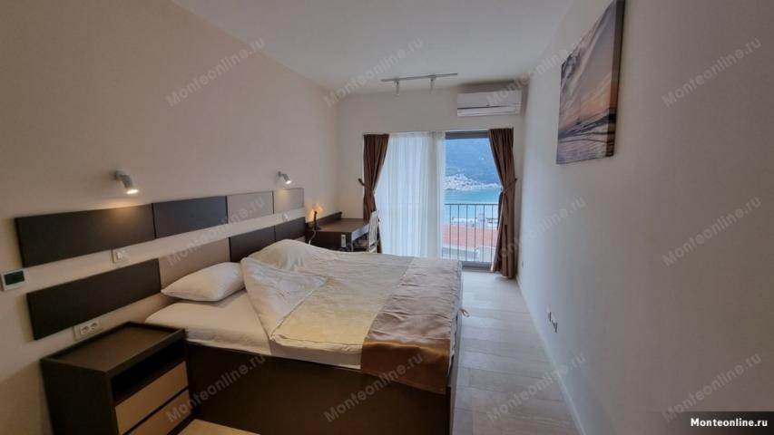 Novi stan sa 1 spavaćom sobom i frontalnim pogledom na zaliv u Dobroti