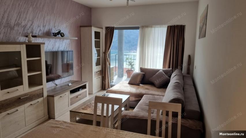 Novi stan sa 1 spavaćom sobom i frontalnim pogledom na zaliv u Dobroti