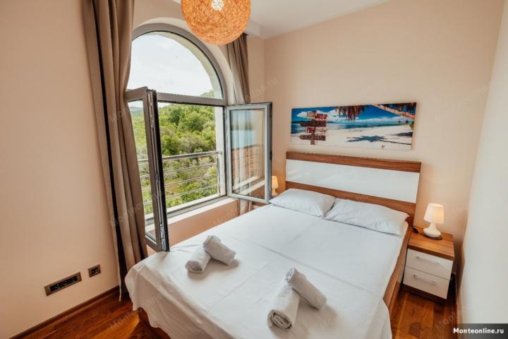 Namješten stan sa 2 spavaće sobe i panoramskim pogledom na more u Krašićima