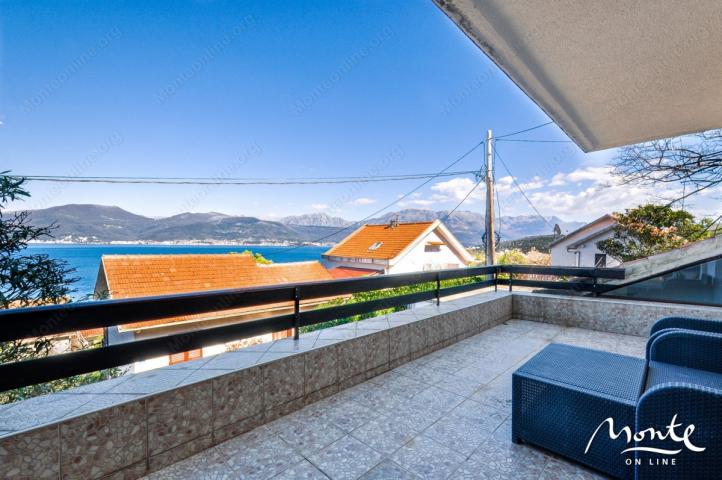 Ugodna, porodična kuća sa panoramskim pogledom 3 minute od plaže