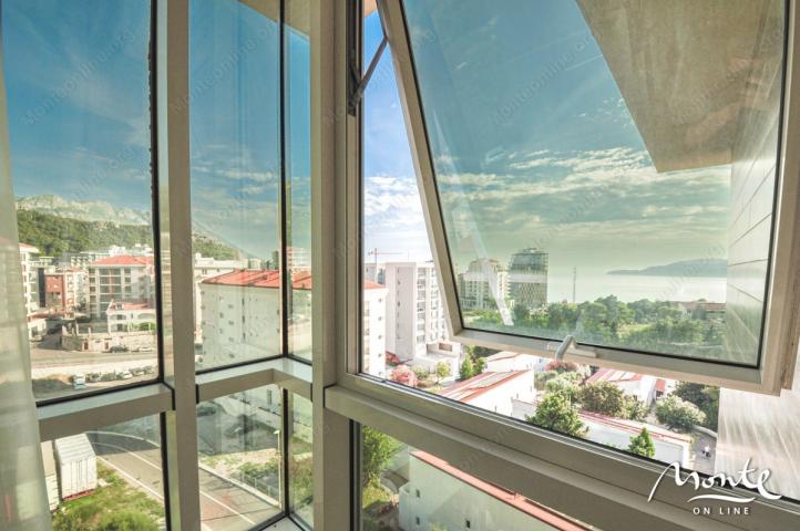 Penthouse sa vlastitim krovom i panoramskim pogledom na more u Bečićima