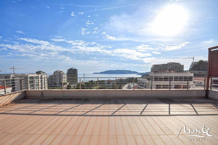 Penthouse sa vlastitim krovom i panoramskim pogledom na more u Bečićima