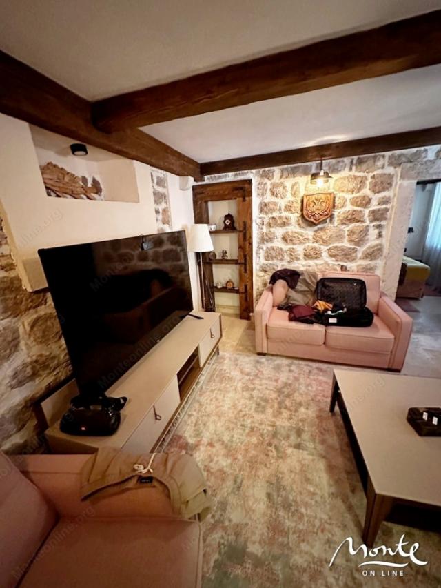 Prelijep, dizajnerski stan u kamenoj kući na 1. redu