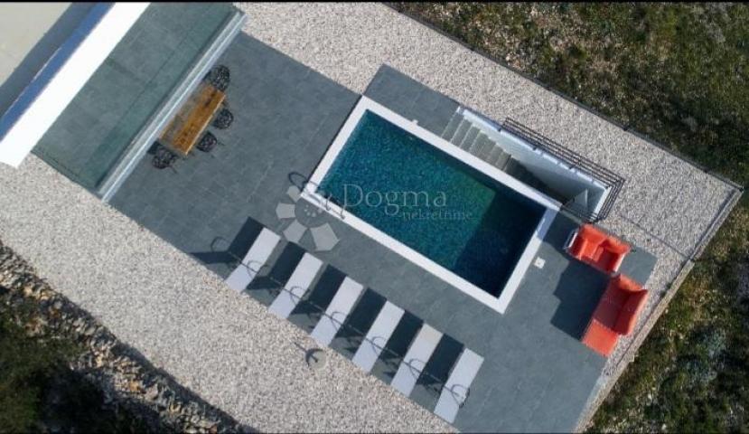 Luksuzna vila sa bazenom, Vinišće