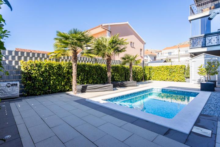 Trogir, prekrasan dvosobni stan s privatnim bazenom i vrtom