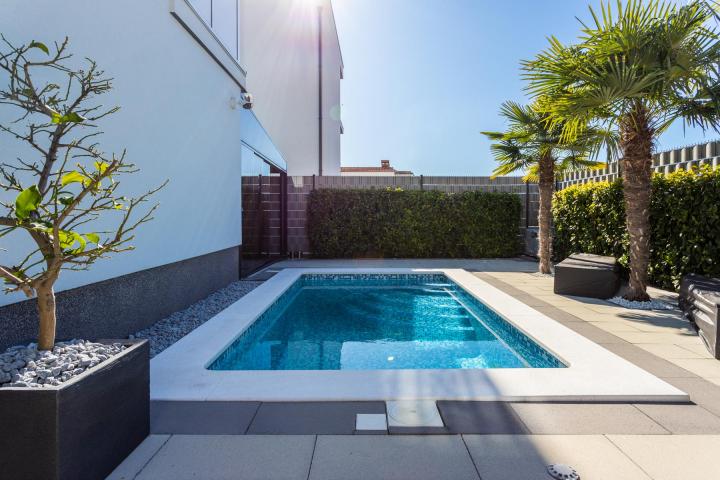 Trogir, prekrasan dvosobni stan s privatnim bazenom i vrtom