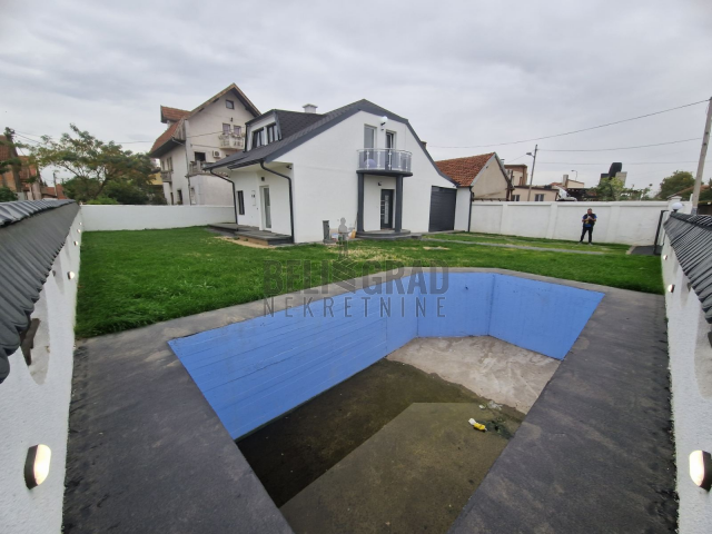 Lux porodična kuća sa bazenom