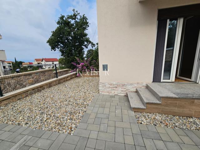 Insel Krk, Njivice - Wohnung 74m2 in einem neuen Gebäude, mit Garten