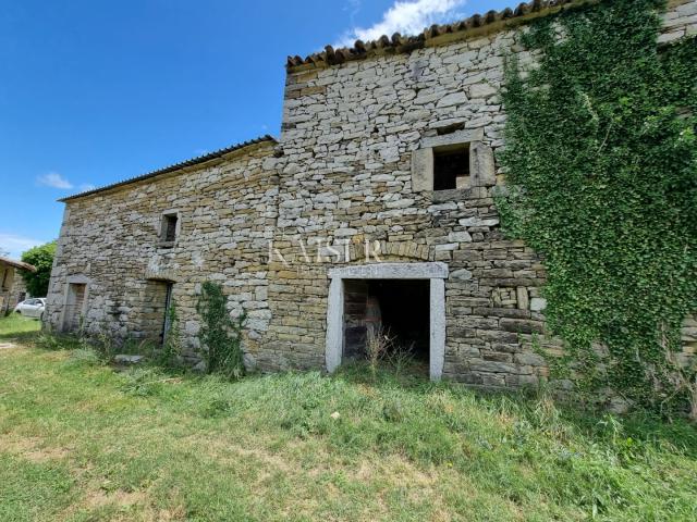 Istra, Grimalda- kamene kuće za adaptaciju s pogledom na jezero