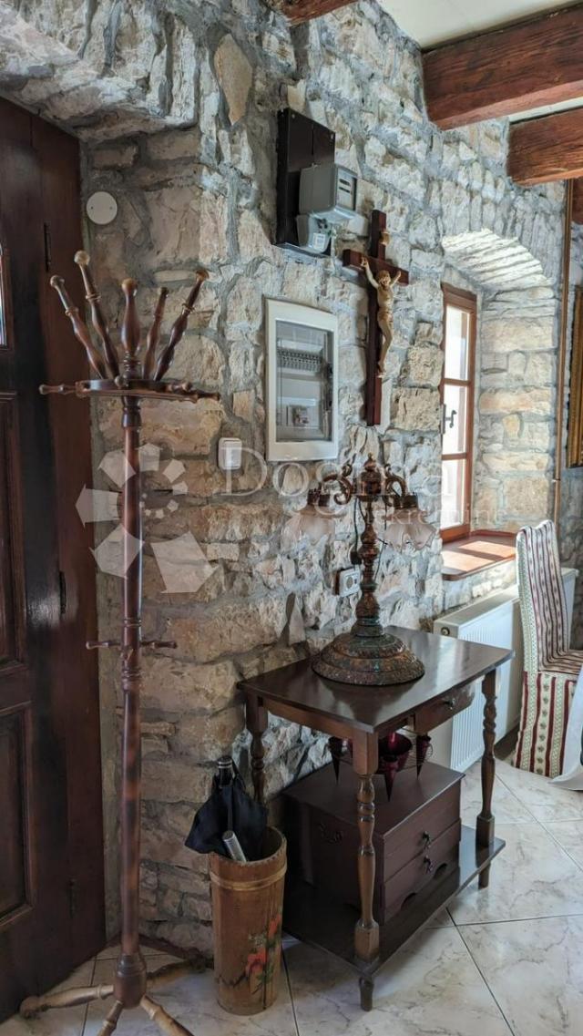 Šarmantna stogodišnja kamena kuća u Istri za najam tijekom cijele godine