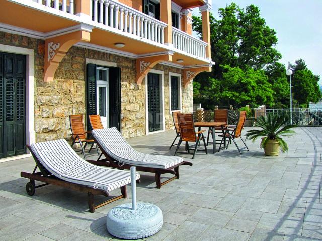 OPATIJA, IČIĆI – Luxuriöse Wohnung von 140 m2, mit eigenem Strand, zur Langzeitmiete