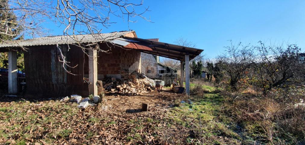 ISTRA, PAZIN - Samostojeća kamena kuća s adaptiranim krovom i prostranom okućnicom