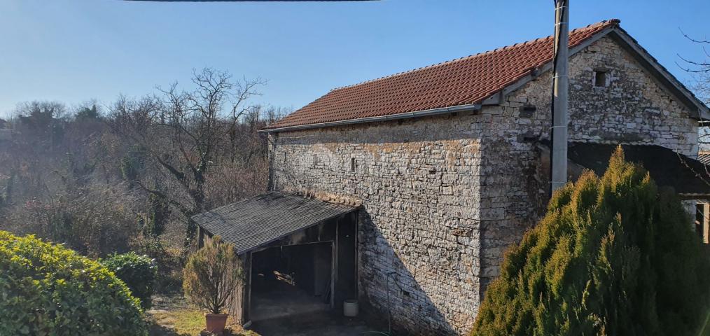 ISTRA, PAZIN - Samostojeća kamena kuća s adaptiranim krovom i prostranom okućnicom