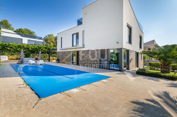 Istra, Fažana, luksuzna vila s bazenom, 80m od mora!