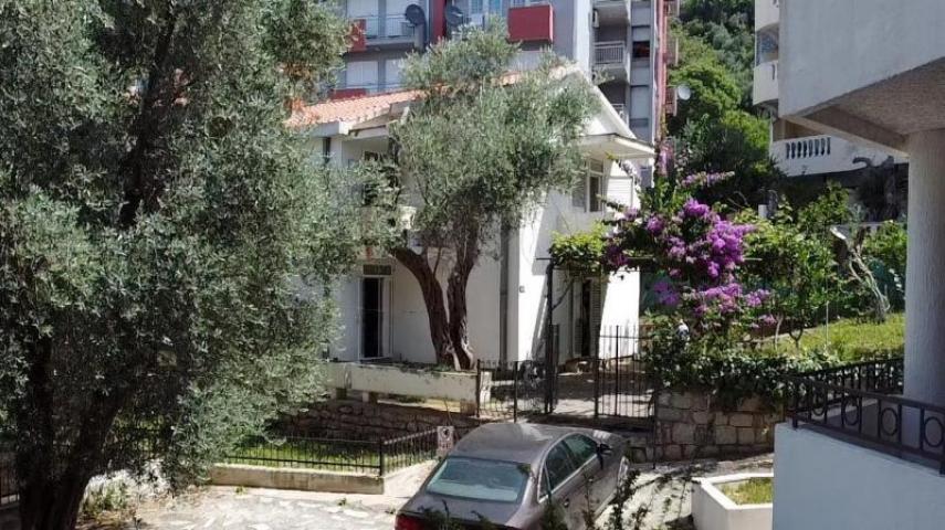 Plot with a house in Petrovac - excellent location, 200m from beach